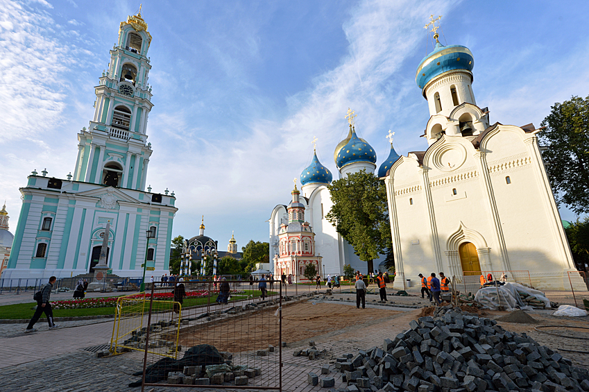 Троице-Сергиева лавра - крупнейший православный мужской ставропигиальный монастырь России (РПЦ), расположенный в центре города Сергиев Посад Московской области. Многочисленные архитектурные сооружения Троице-Сергиевой Лавры выстроены лучшими зодчими страны в XV—XIX вв. Ансамбль монастыря включает более 50 зданий различного назначения