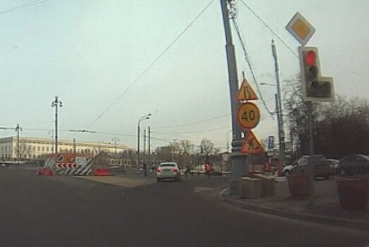 Дорожный рабочий угодил под колеса машины в центре Москвы