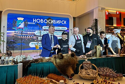 Новосибирский губернатор Травников надел поварской фартук и открыл мастер-класс по сибирской кухне на ВДНХ