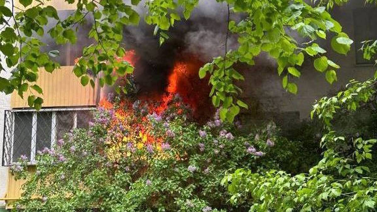 Балкон на первом этаже девятиэтажки загорелся на юго-востоке Москвы