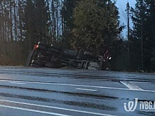 Грузовик вылетел в кювет на «Скандинавии» и перевернулся на бок