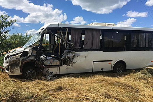 Водитель автобуса выехал на встречку и врезался в грузовик в российском регионе