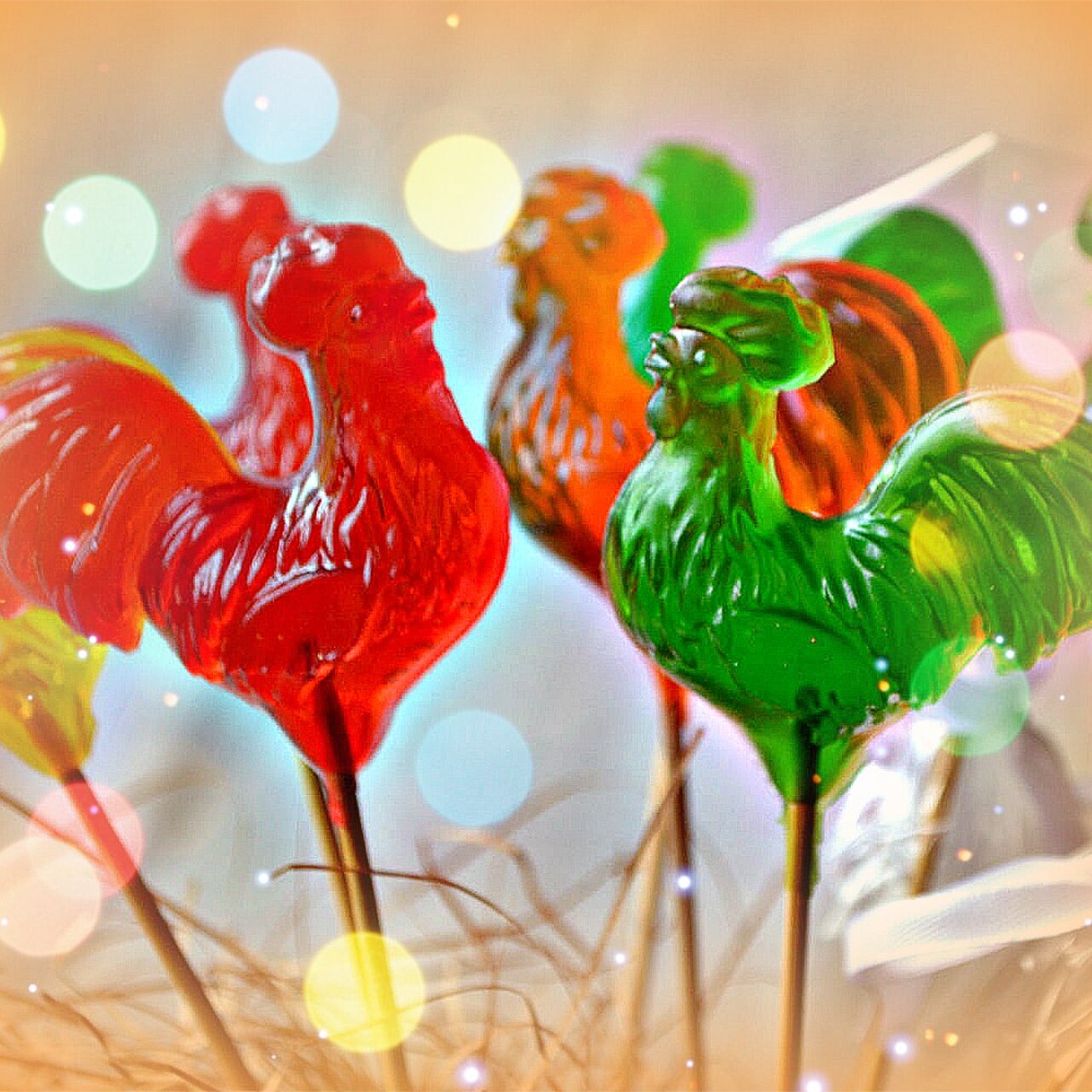 С днём рождения с леденцами. Леденцы на палочке петушки. День леденцов на палочке 20 июля картинки. День леденцов на палочке 20 июля картинки. День леденцовых петушков картинки с надписями.