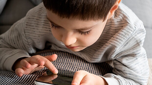 Как злоупотребление гаджетами родителями распространяется на их детей