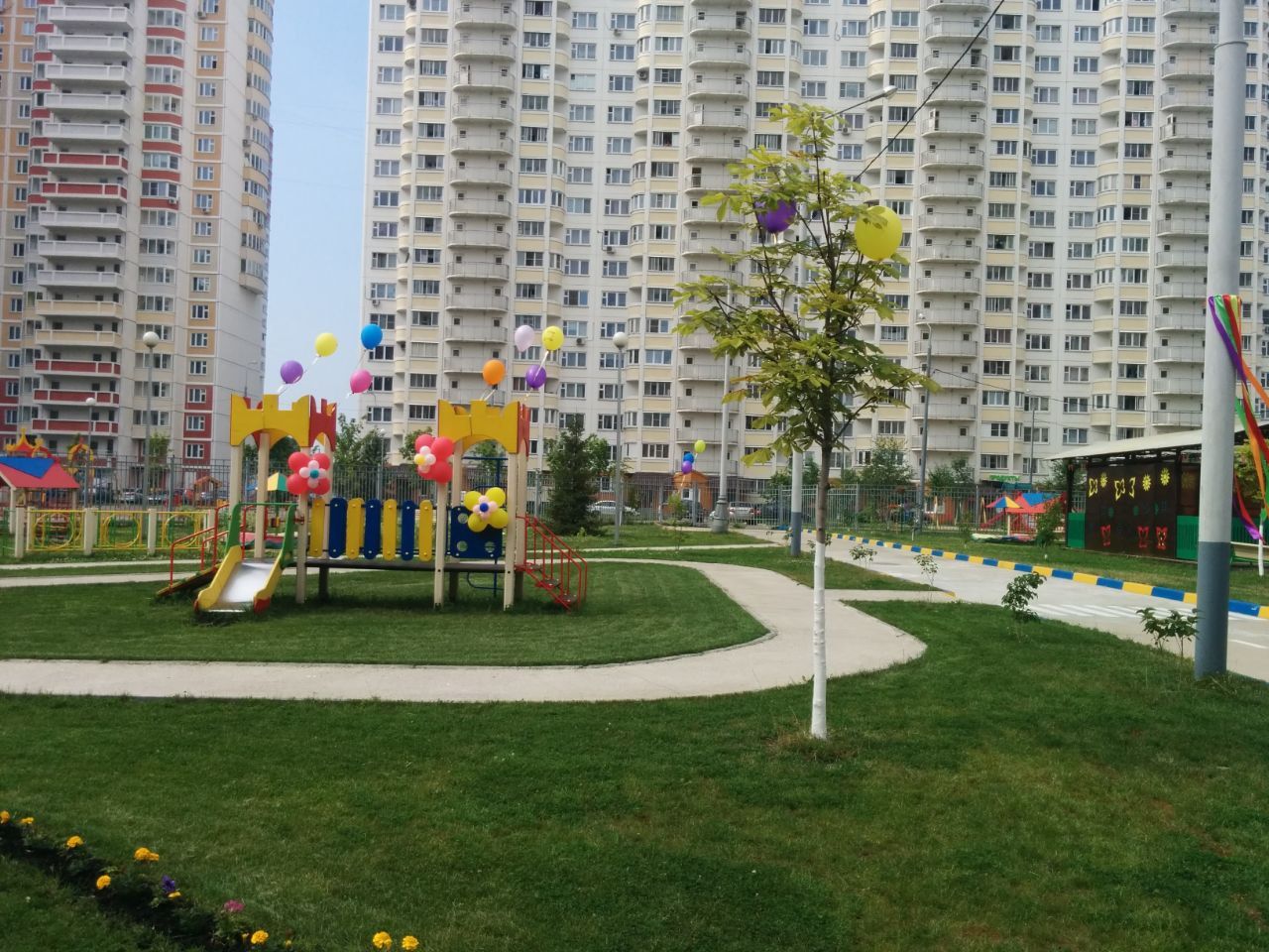 Подрядчик положил кривой асфальт и бордюры под Костромой