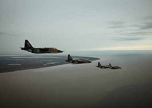 Летчики штурмовой авиации ЮВО на Кубани выполняют плановые полеты над морской акваторией с отработкой приемов воздушного боя