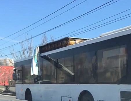 Пассажирский автобус прокатился по Волгограду с отрывающейся обшивкой