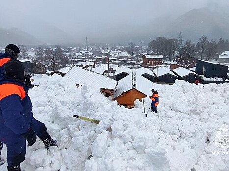 Сошедшая в Архызе лавина повредила 5 зданий и 2 автомобиля
