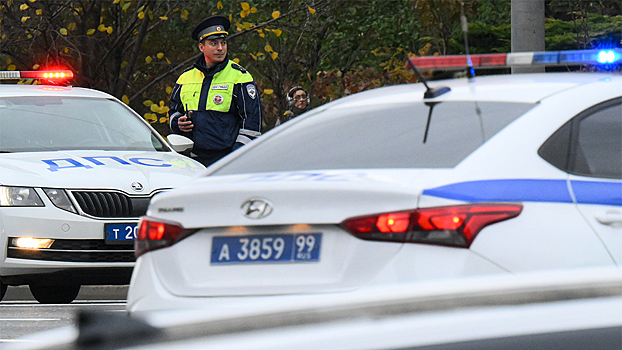 В московском ТЦ подросток напал с ножом на охранника и ранил полицейских