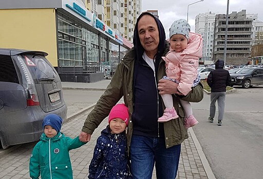 Жена основателя «Уральских пельменей» Дмитрия Соколова показала милое фото мужа с детьми