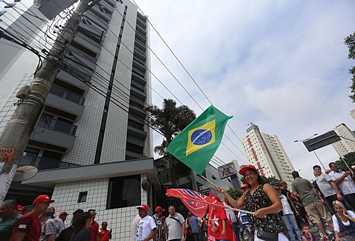 В столице Бразилии протестующие окружили дворец президента