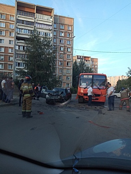 «Ого, первый раз тут вижу аварию». Маршрутка столкнулась с легковушкой в Сормовском районе