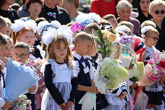 Губернатор Амурской области Василий Орлов и мэр города Благовещенска Олег Имамеев поздравили школьников