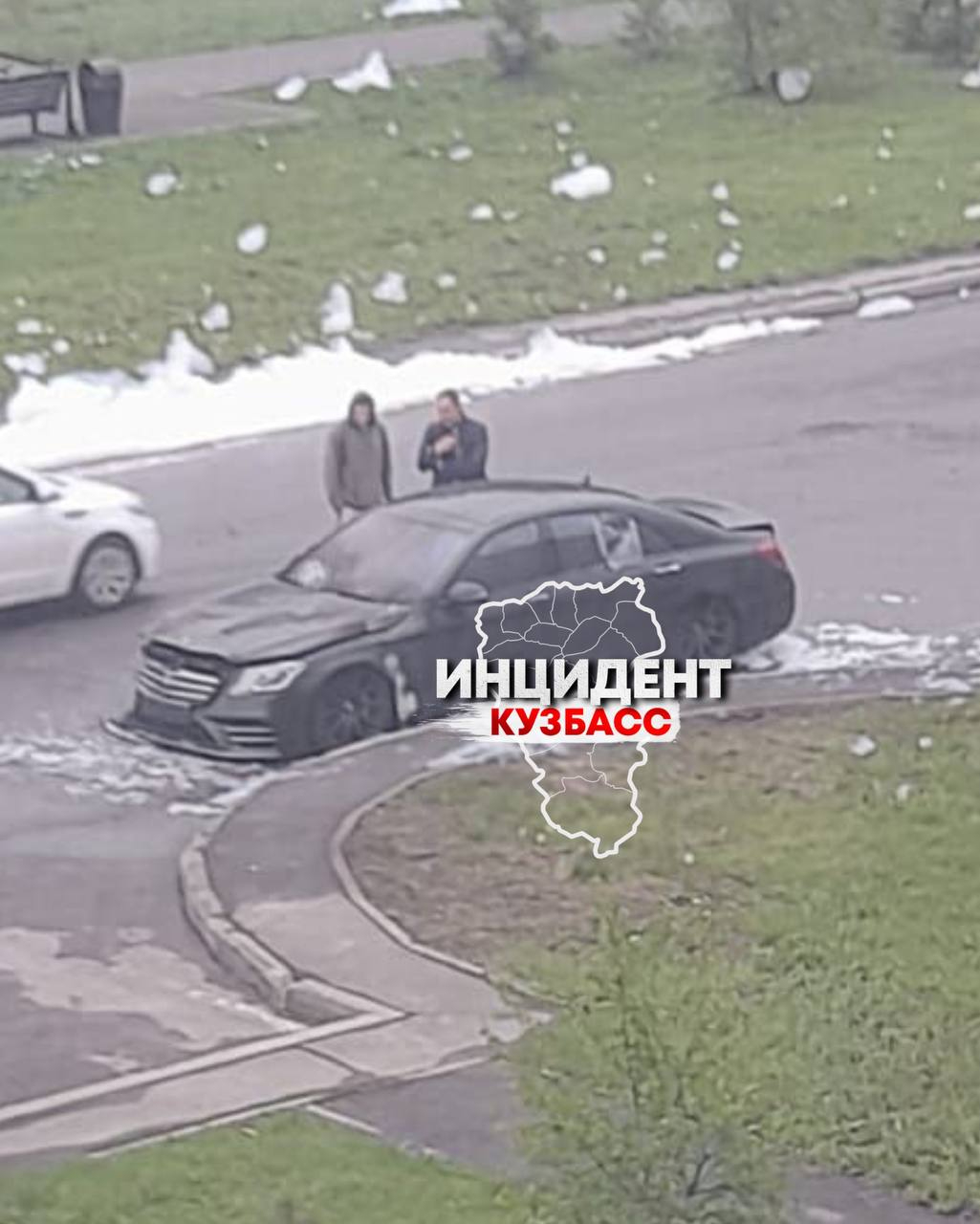 Камера засняла момент поджога Mercedes в Кемерове
