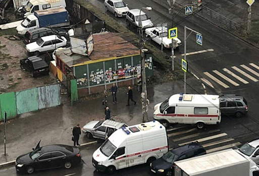 В Самаре автобус врезался в столб после столкновения с легковушкой