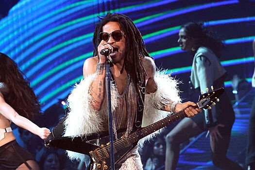 Ленни Кравиц прыгнул в толпу на концерте и продемонстрировал рельефные мышцы