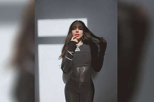 Рэперша Инстасамка снялась в облегающем комбинезоне в Дубае