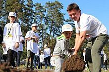 Губернатор Подмосковья вместе с сыном посадил дерево