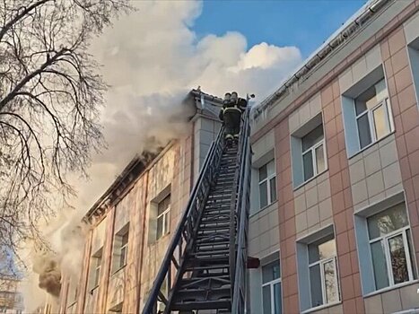 Пожар в колледже в Новосибирске потушен на 700 "квадратах"