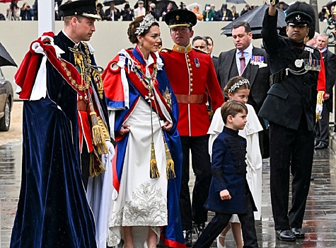Кейт Миддлтон и ее дочь пришли на коронацию в одинаковых платьях