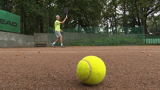 В Калининграде занятие воспитанников городской спортшколы посетил один из лучших теннисистов
