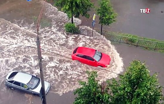 В Казани устраняют последствия потопа