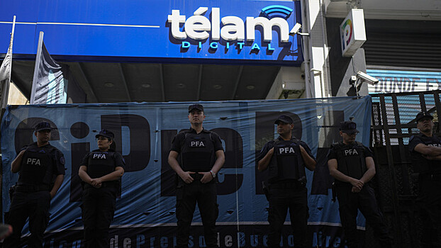 Полиция заблокировала входы в здания новостного госагентства Аргентины