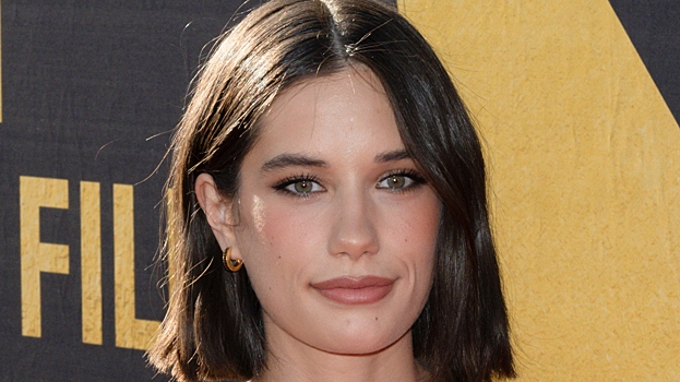 Дочь Джона Траволты распахнула пальто перед камерой