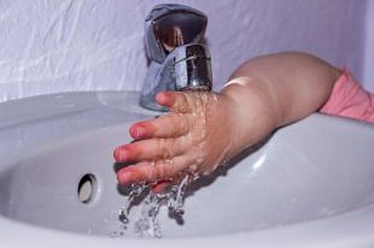 «Год не могу толком помыться»: инвалид пожаловалась на проблемы с водой