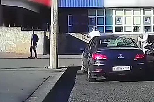 Россиянки на электросамокатах столкнулись лоб в лоб и попали на видео