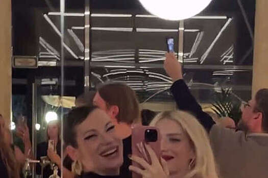 Модель Елена Перминова в мини-платье снялась с Идой Галич