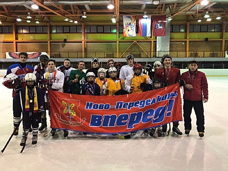 Соревнование по хоккею среди дворовых команд провели в Ново-Переделкино