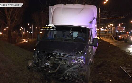 «Газель» протаранила заграждение на Ямашева в Казани