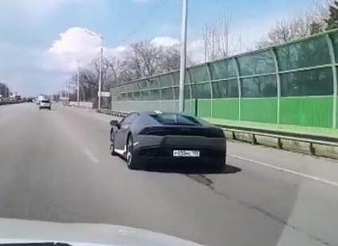 «Наверное, сын олигарха»: автомобиль за 15 млн рублей обнаружили на дороге