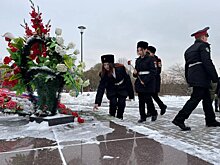 В парке Победы состоялось возложение цветов к памятнику-бюсту Рокоссовского