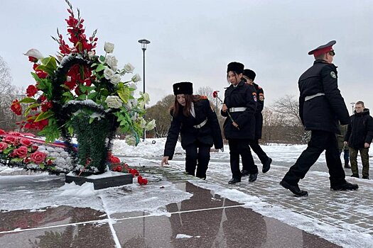 В парке Победы состоялось возложение цветов к памятнику-бюсту Рокоссовского