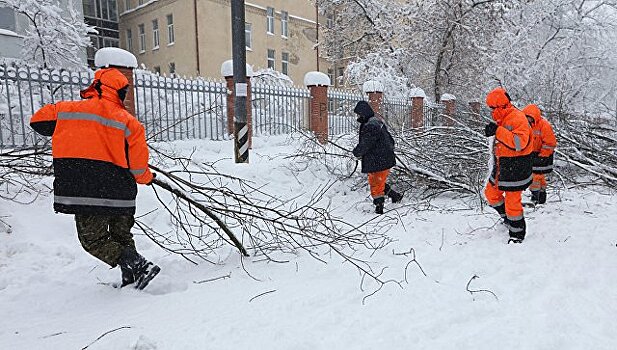 Московские власти стараются увеличить число работников на уборке снега