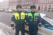 В Петербурге гаишники потушили пожар в ларьке с хот-догами