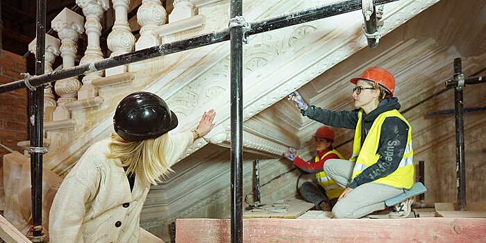 Реставрацию гипсовых косичек в неорусском стиле завершат в Политехническом музее до конца мая