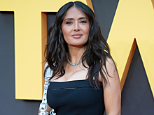 Сальма Хайек станцевала в откровенном купальнике у бассейна: видео