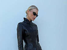 Модель Эльза Хоск в кожаном жакете и брюках снялась на публике