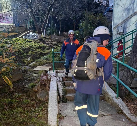 Упавшей с балкона четвертого этажа женщине в Сочи удалось выжить