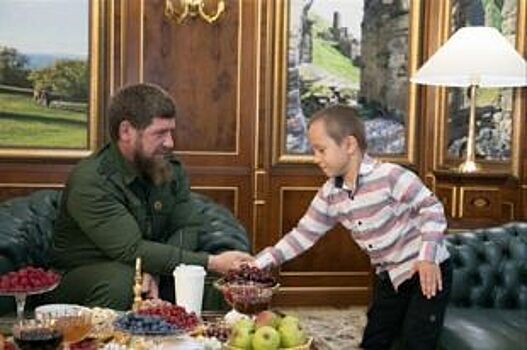 «Хочу защищать Кадырова». Как 6-летний мальчик стал охранником главы Чечни?
