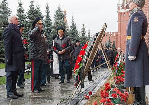 В Москве почтили память главных маршалов артиллерии Николая Воронова и Митрофана Неделина