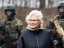 В отставке главы Минобороны ФРГ увидели американский след