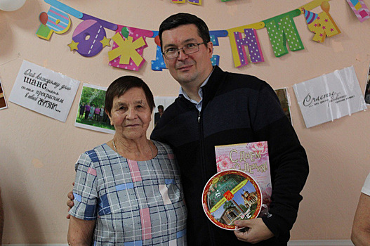 Глава депобра лично поздравил директора курганской школы с 90-летием