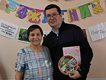 Глава депобра лично поздравил директора курганской школы с 90-летием