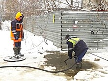 По колено в ледяной воде. В Кирове устраняют дефект на бесхозных коммуникациях