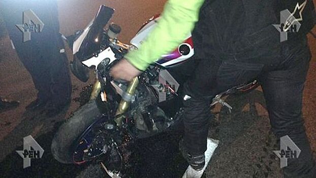 Врезавшийся в легковушку в Коломенском проезде байкер погиб не сразу