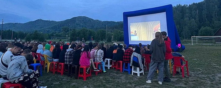На Алтае для детей из ЛНР организовали кинопоказы под открытым небом